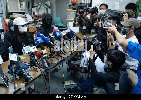 Hong Kong, Chine. 28 décembre 2020. Des membres de la famille d'activistes pro-démocratie détenus en Chine continentale tiennent une conférence de presse.le tribunal chinois a entamé des procès pour dix des douze activistes de Hong Kong qui ont été détenus après une tentative infructueuse de fuir à Taiwan par un hors-bord. Crédit : SOPA Images Limited/Alamy Live News Banque D'Images