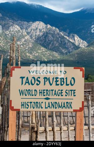 Panneau d'entrée au village historique d'adobe amérindien de Taos Pueblo, Nouveau-Mexique, États-Unis. Un site classé au patrimoine mondial de l'UNESCO. Banque D'Images