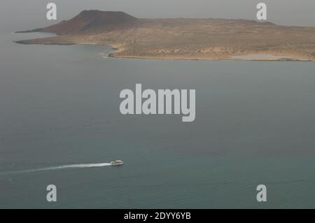 Bateau naviguant à côté de l'île de la Graciosa. Haria. Lanzarote. Îles Canaries. Espagne. Banque D'Images