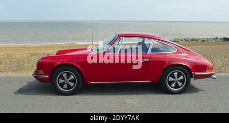 Classic Red Porsche 912 garée sur la promenade du front de mer. Banque D'Images