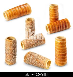 Ensemble de pain de cheminée sucré hongrois, pain de pâte, sucre et noix enrobés sur fond blanc Banque D'Images