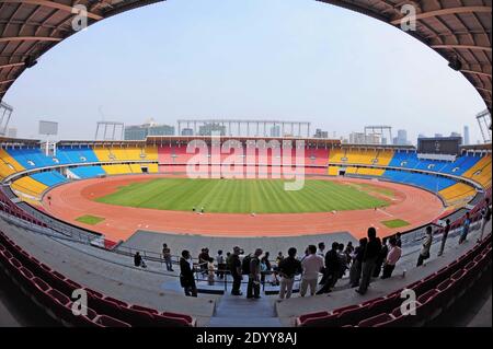 Pékin, Chine. 19 mai 2008. La photo du fichier prise le 19 mai 2008 montre la vue intérieure du stade des travailleurs de Beijing, capitale de la Chine. La rénovation du stade des travailleurs de Beijing a commencé début août. Le stade, qui a été construit pour la première fois en 1959, sera transformé en un stade de football professionnel et mis en service en décembre 2022. C'était un bâtiment historique dans la capitale chinoise et a accueilli les premiers Jeux nationaux. Credit: Du Huaju/Xinhua/Alamy Live News Banque D'Images