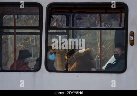 BUCAREST, ROUMANIE - 28 décembre 2020 - les passagers portant un masque facial dans un tramway par mesure de précaution contre la transmission de COVID-19 à Bucarest, Roumanie Banque D'Images