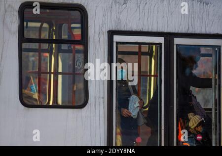 BUCAREST, ROUMANIE - 28 décembre 2020 - les passagers portant un masque facial dans un tramway par mesure de précaution contre la transmission de COVID-19 à Bucarest, Roumanie Banque D'Images