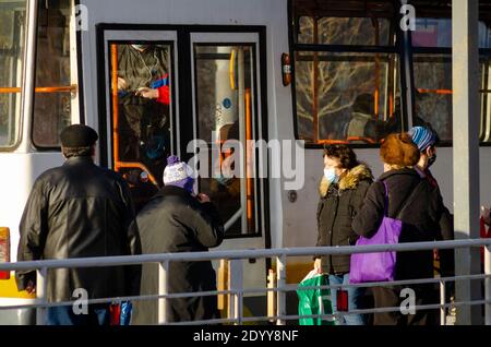 BUCAREST, ROUMANIE - 28 décembre 2020 - les passagers portant un masque facial dans un tramway par mesure de précaution contre la transmission de COVID-19 à Bucarest, Roumanie Banque D'Images
