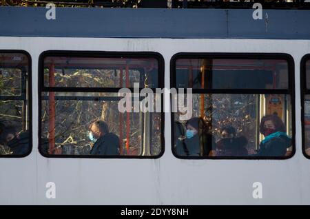 BUCAREST, ROUMANIE - 28 décembre 2020 - les passagers portant un masque facial dans un tramway par mesure de précaution contre la transmission de COVID-19 à Bucarest, Roumanie Banque D'Images