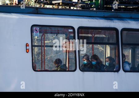 BUCAREST, ROUMANIE - 28 décembre 2020 - les passagers portant un masque facial dans un tramway par mesure de précaution contre la transmission de COVID-19 à Bucarest, Roumanie Banque D'Images