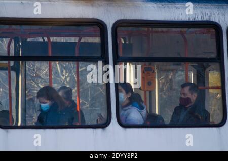 BUCAREST, ROUMANIE - 28 décembre 2020 - les passagers portant un masque facial dans un tramway par mesure de précaution contre la transmission de COVID-19 à Bucarest, Roumanie Banque D'Images