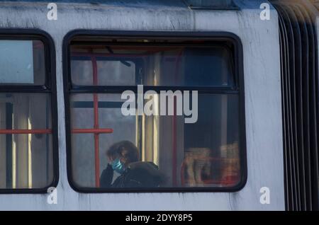 BUCAREST, ROUMANIE - 28 décembre 2020 - les passagers portant un masque facial dans un tramway par mesure de précaution contre la transmission de COVID-19 à Bucarest, Roumanie Banque D'Images
