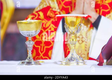 dans l'église, le vin devient le sang du christ, et l'hôte devient le corps du christ Banque D'Images