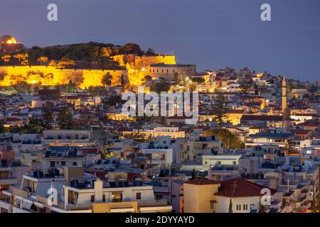 Vue panoramique de Réthymnon illuminée au crépuscule, avec des minarets et d'autres monuments, Crète, Grèce Banque D'Images