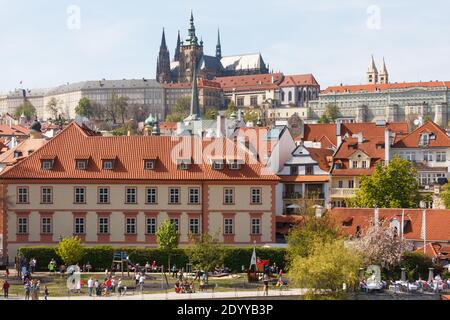 Vue panoramique sur la cathédrale Saint-Vitus et le château de Prague dans le centre historique de la République tchèque Banque D'Images