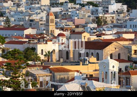 Vue sur le paysage urbain de Réthymnon, vue depuis le château de Fortezza, avec églises, Crète, Grèce Banque D'Images