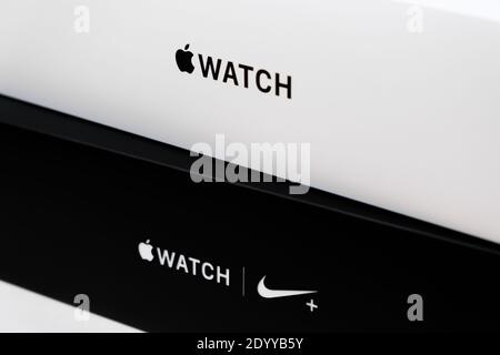 Montre Apple et montre Apple Nike plus boîtes, noir et blanc, isolées sur fond blanc. Processus de déballage. Décembre 2020, San Francisco, États-Unis Banque D'Images