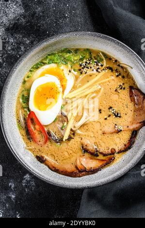 Soupe asiatique aux nouilles ramen avec viande de langue de bœuf, champignons et œuf mariné Ajitama. Arrière-plan noir. Vue de dessus Banque D'Images