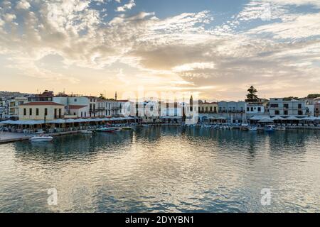Coucher de soleil sur le vieux port vénitien, Rethymno, Crète, Grèce Banque D'Images