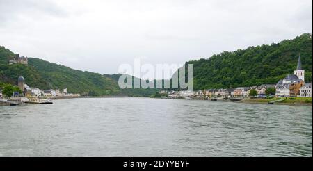 Sankt Goarshausen avec le château de Katz à la gorge du Rhin en Rhénanie-Palatinat, Allemagne Banque D'Images