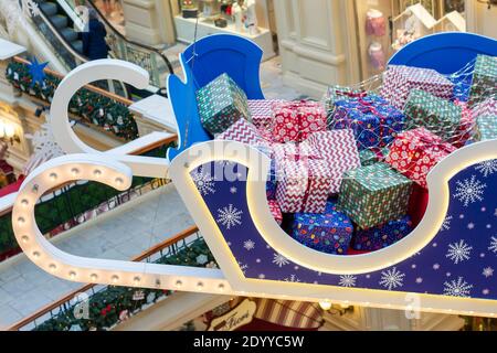 Moscou, Russie - 15 décembre 2020 : énorme traîneau avec des cadeaux de noël sous plafond au magasin DE GUM. Décoration festive pour les vacances d'hiver Banque D'Images