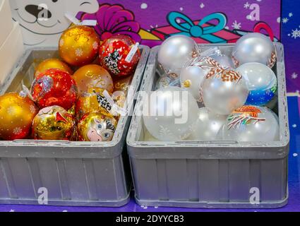 Moscou, Russie - 15 décembre 2020 : jouets au marché de noël exposés. Décoration festive pour sapin de noël Banque D'Images