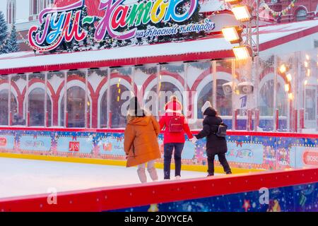 Moscou, Russie - 15 décembre 2020 : les gens patinent sur la glace pendant les vacances d'hiver sur la place Rouge au centre de Moscou. Banque D'Images