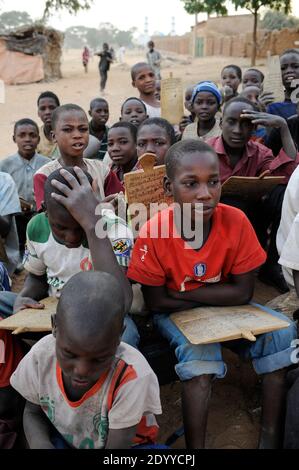 NIGER Zinder, les enfants de l'école de Coran lisant quran sures de plaque de bois / NIGER Zinder, Kinder in einer Koranschule, pauken Coran Suren von Holztafeln Banque D'Images