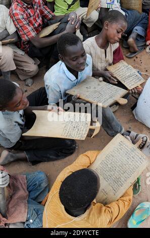 NIGER Zinder, les enfants de l'école de Coran lisant quran sures de plaque de bois / NIGER Zinder, Kinder in einer Koranschule, pauken Coran Suren von Holztafeln Banque D'Images