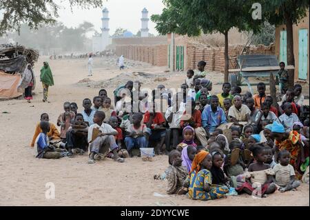 NIGER Zinder, les enfants de l'école de Coran lisant quran sures de plaque de bois / NIGER Zinder, Kinder in einer Koranschule, pauken Coran Suren von Holztafeln Banque D'Images