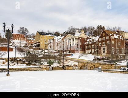 Morgantown, WV - 26 décembre 2020 : rangée de maisons de la vie grecque sur High Street à l'Université de Virginie-Occidentale dans la neige Banque D'Images