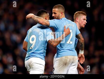 Photo du dossier datée du 21-12-2019, de Gabriel Jesus de Manchester City (à gauche) avec le coéquipier Kyle Walker. Banque D'Images