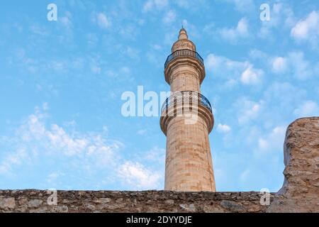 Vue à angle bas sur le minaret de la mosquée Neratze, Rethymno, Crète, Grèce Banque D'Images