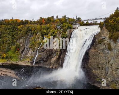 Vue sur les cascades de Montmorency en automne. Personne Banque D'Images