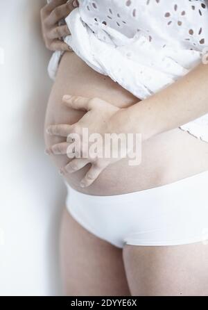 gros plan de la femme enceinte touchant l'estomac, gros plan . Banque D'Images