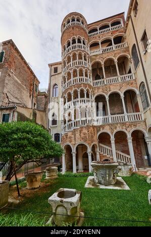 Scala del Bovolo, escalier extérieur en colimaçon du Palazzo Contarini del Bovolo datant du XVe siècle, Venise, Vénétie, Italie Banque D'Images