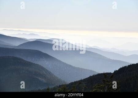 Vue spectaculaire sur les silhouettes des chaînes de montagnes et brouillard dans les vallées au coucher du soleil à Stowe, Vermont, États-Unis Banque D'Images