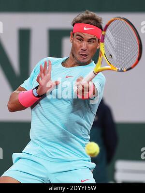 Pékin, France. 11 octobre 2020. Rafael Nadal, d'Espagne, revient lors du match de finale des hommes contre Novak Djokovic, de Serbie, au tournoi de tennis 2020 de l'Open de France à Roland Garros à Paris, France, le 11 octobre 2020. Le 11 octobre, Rafael Nadal remportait son 13e titre à Roland Garros, ce qui égalisait le record masculin de Roger Federer de 20 titres de singles Grand Slam. Le 4 novembre, l'Espagnol est devenu le quatrième joueur de l'histoire à atteindre 1,000 victoires au niveau du Tour au Masters de Paris ATP, rejoignant Jimmy Connors, Federer et Ivan Lendl. Credit: Gao Jing/Xinhua/Alamy Live News Banque D'Images