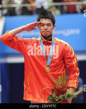 Pékin, province chinoise de Guangdong. 21 novembre 2010. Lin Dan, de la Chine, salue le public lors de la cérémonie de remise des prix après le match de badminton final des hommes à l'occasion des 16e Jeux asiatiques à Guangzhou, dans la province de Guangdong, dans le sud de la Chine, le 21 novembre 2010. Maria Sharapova, la gagnante du Grand Chelem à cinq reprises, de Russie, a annoncé son départ à la retraite du tennis professionnel à 32 h 30 le 26 février, suivie de la star de la NBA Vince carter (juin 25), de l'icône chinoise de badminton Lin Dan (juillet 4) et du gardien de but espagnol Iker Casillas (août 4). Crédit: Lu Hanxin/Xinhua/Alamy Live News Banque D'Images