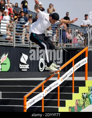 Beijing, États-Unis. 16 juin 2019. Aurélien Giraud de France skate lors de la finale masculine de rue lors de la compétition de skateboard Dew Tour 2019 à long Beach, aux États-Unis, le 16 juin 2019. Le 7 décembre, le Breaking, le skateboard, l'escalade et le surf ont été confirmés comme sports supplémentaires à ajouter aux Jeux Olympiques de Paris 2024. Quatre épreuves d'haltérophilie ont été retirées du programme Paris 2024, son quota étant réduit à 120 athlètes par rapport à 196 à Tokyo 2020. Crédit : Li Ying/Xinhua/Alay Live News Banque D'Images