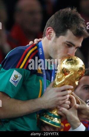 Beijing, Afrique du Sud. 11 juillet 2010. Le gardien de but et capitaine de l'équipe espagnole Iker Casillas embrasse le trophée sur le podium lors de la cérémonie de remise après la finale de la coupe du monde contre les pays-Bas au stade de Soccer City à Johannesburg, Afrique du Sud, le 11 juillet 2010. Maria Sharapova, la gagnante du Grand Chelem à cinq reprises, de Russie, a annoncé son départ à la retraite du tennis professionnel à 32 h 30 le 26 février, suivie de la star de la NBA Vince carter (juin 25), de l'icône chinoise de badminton Lin Dan (juillet 4) et du gardien de but espagnol Iker Casillas (août 4). Crédit: Liao Yujie/Xinhua/Alamy Live News Banque D'Images