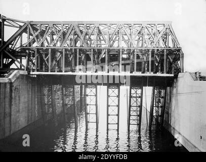 Début du XXe siècle photographie en noir et blanc montrant la construction du canal de Panama. L'image montre un barrage d'urgence construit avec des poutres en place. Banque D'Images