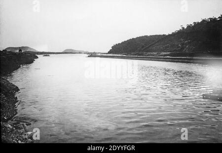 Photo noir et blanc du début du XXe siècle montrant la construction du canal de Panama. L'image montre le travail de l'un des Gamboa Dyke. Banque D'Images