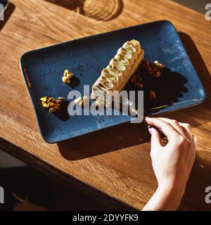 Dessert pistache cheesecake avec pistaches au caramel. Banque D'Images