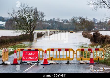 La route est fermée en raison d'une inondation au pont Eckington avec un 4x4 qui traverse les eaux de crue, Worcestershire, Angleterre Banque D'Images