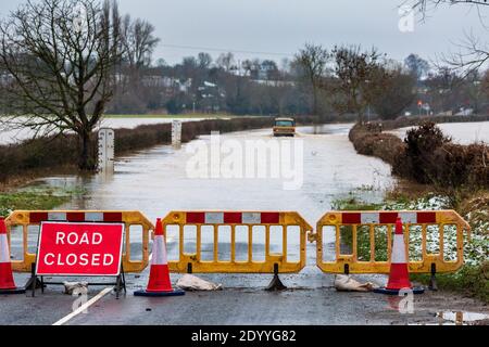 La route est fermée en raison d'une inondation au pont Eckington avec un 4x4 qui traverse les eaux de crue, Worcestershire, Angleterre Banque D'Images