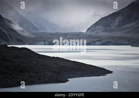 Vue sur le paysage de la face terminale du glacier Tasman, par une journée d'été très venteuse, dans le parc national de Mt Count, en Nouvelle-Zélande. Banque D'Images