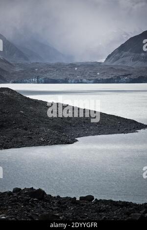 Vue sur le paysage de la face terminale du glacier Tasman, par une journée d'été très venteuse, dans le parc national de Mt Count, en Nouvelle-Zélande. Banque D'Images