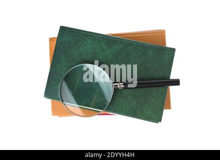 Livres et loupe isolée sur fond blanc. La vue du dessus. Banque D'Images