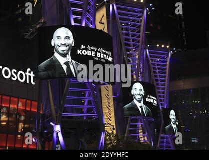 (201228) -- BEIJING, 28 décembre 2020 (Xinhua) -- le portrait de Kobe Bryant est exposé à l'extérieur du Staples Center pour rendre hommage à Kobe Bryant, à Los Angeles, Californie, États-Unis, le 26 janvier 2020. Le 26 janvier, la méga Kobe Bryant de la NBA à la retraite a été tuée dans un accident d'hélicoptère au-dessus de Calabasas, dans le sud de la Californie. La seule équipe pour laquelle il a joué tout au long de sa carrière en NBA, les Los Angeles Lakers, a battu la chaleur de Miami dans les finales pour gagner un record de 17th champions de la NBA le 11 octobre. Le 25 novembre, Diego Maradona, légende du football argentin, est mort d'une crise cardiaque chez lui, âgée de 60 ans. Mars Banque D'Images