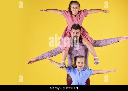 envolez-vous. fêtons ensemble vos vacances. amour et soutien. papa avec enfants. fête des enfants. joyeux fête des pères. copie. bonne journée en famille. famille s'amuser. père et enfants apprécient la maison. Banque D'Images