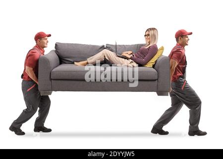 Movers portant une femme sur un canapé avec un ordinateur portable ordinateur isolé sur fond blanc Banque D'Images