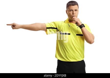 Un arbitre de football qui siffle et pointe en blanc arrière-plan Banque D'Images